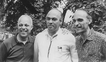 Les frères Laraque (de gauche à droite) Paul, Guy et Franck. Dans les rapports dialectiques de la politique et de la littérature, Franck donne la priorité à la politique, Guy à la littérature, et Paul tient la balance égale entre les deux.
