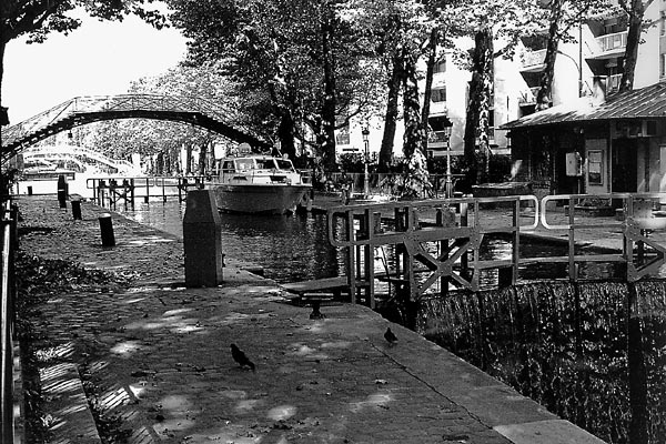 Entre les écluses dans le canal Saint-Martin, Paris. —photographie par David Henry