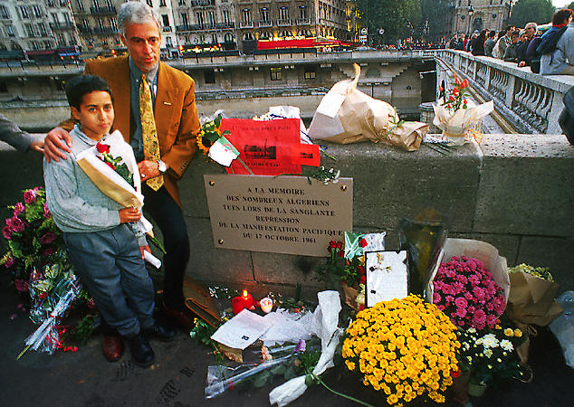 The plaque reads, «À la mémoire des nombreux Algeriens tués lors de la sanglante répression de la manifestation pacifique du 17 octobre, 1961».