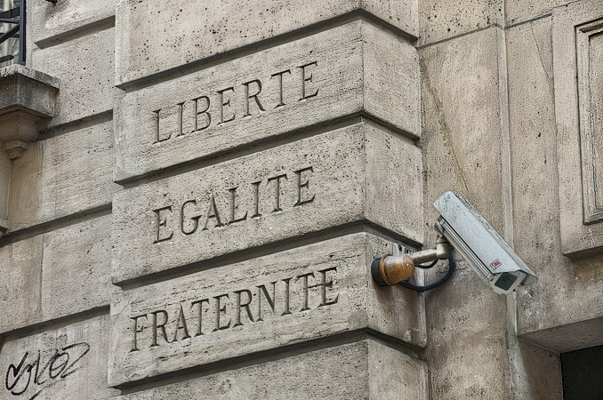Une caméra de surveillance sur la façade de la banque Crédit Municipal à Paris.