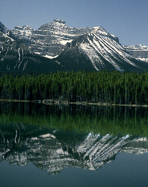 Un lac glaciaire dans les Rocheuseses Canadiennes.