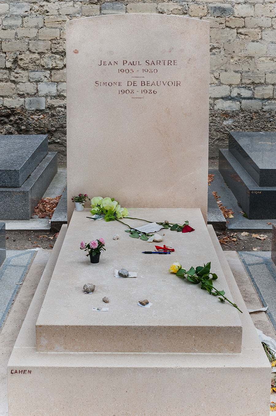 Le tombeau de Simone de Beauvoir et Jean-Paul Sartre au cimetière Montparnasse en 2012.