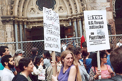 Manifestants à Boston, avril 2002 —photo Tanbou