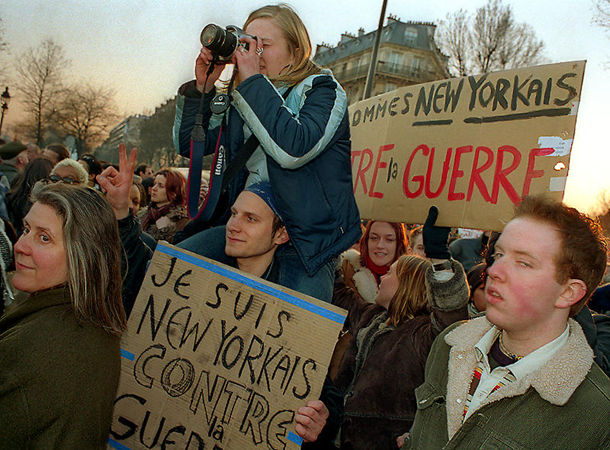 New Yorkers demonstrating in Paris against George W. Bush’s war plans in Irak.