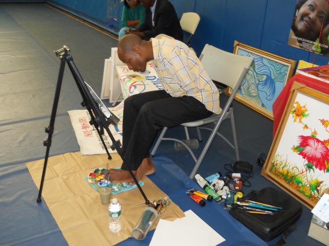 Herold Alvares, Haitian artist of Limbe. He lost his arms to a congenital disease and paints holding the brushes with his lips and his feet.