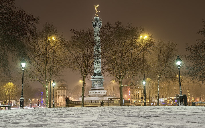 La Colonne de Juillet dans la place de la Bastille sous la neige.