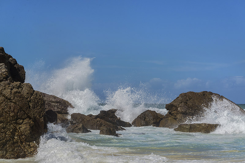 Des vagues sur des rochers de la plage Burleigh Heads en Australie.