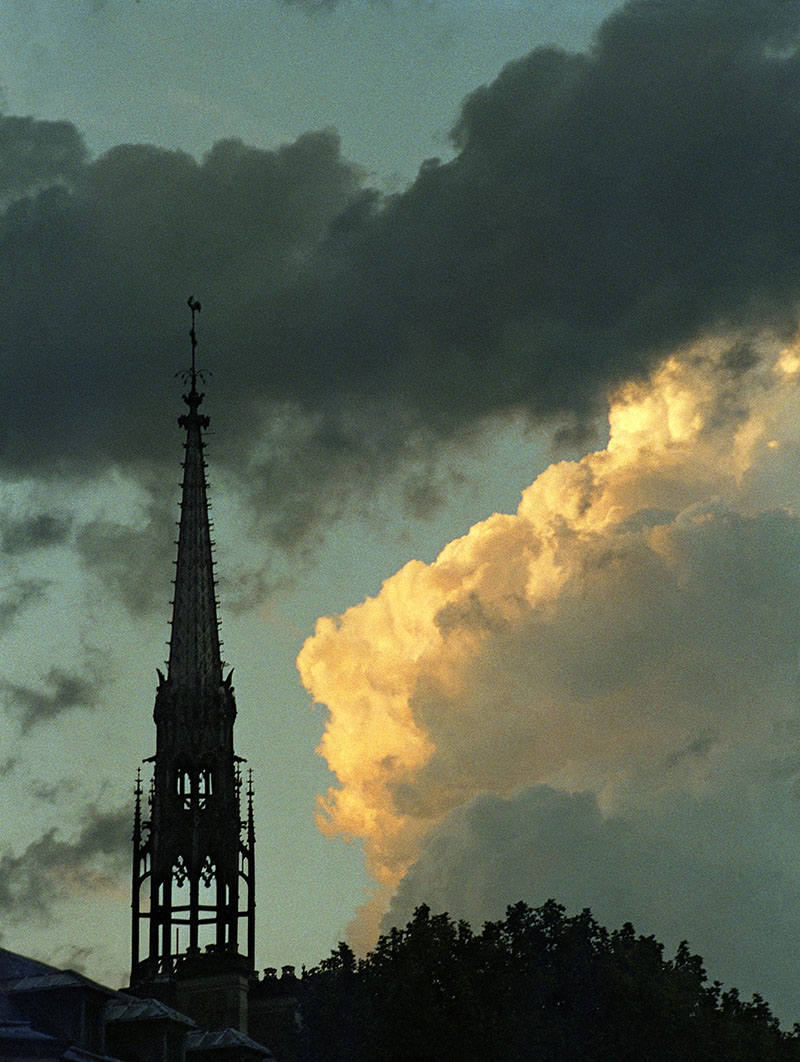 Des nuages au coucher du soleil derrière la flèche de Sainte-Chapelle.