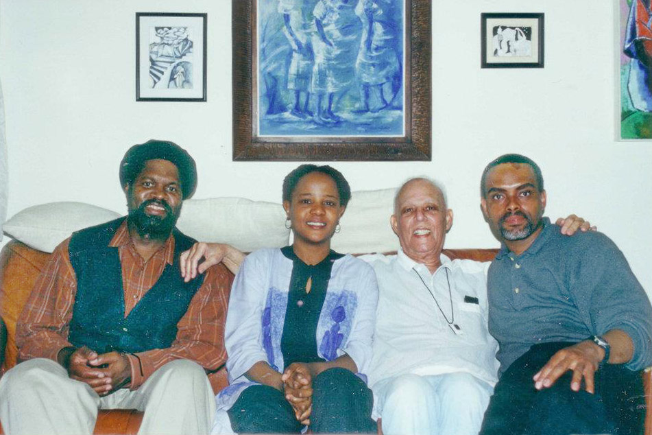 De gauche à droite Tontongi, Edwidge Danticat, Paul Laraque et Patrick Sylvain chez Laraque en 2002.