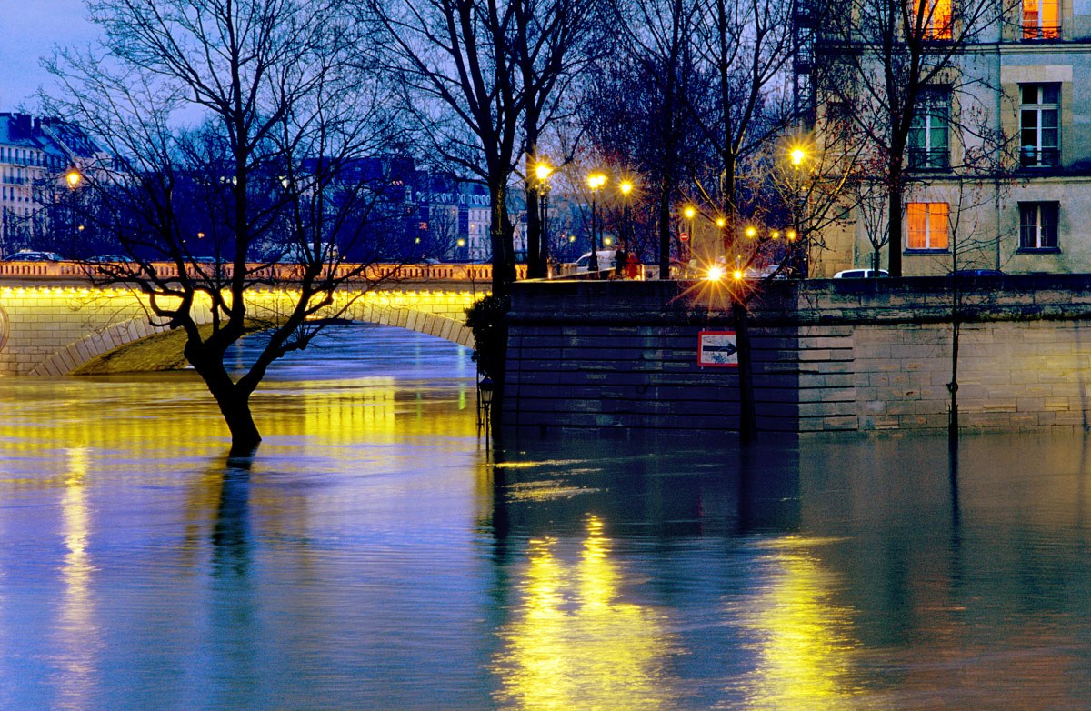 L’île Saint-Louis et le pont Louis-Philippe le soir lors des crues de la Seine de 2001.
L’île Saint-Louis sous des inondations printanières.