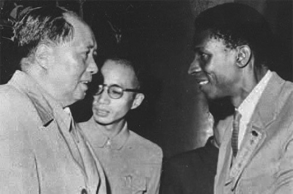Jacques Stéphen Alexis avec Mao Tsé-Toung et une interprète à Pékin en 1961.