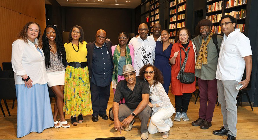 Michèle Voltaire Marcelin (milieu avec son mari Jocelyn McCalla) lors de la lecture à Brooklyn, NY, de l’anthologie trilingue
